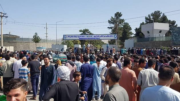 Afghánci tísnící se u letiště v Kábulu