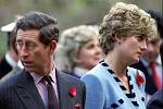 Problémy v manželství prince Charlese a princezny Diany byly postupem let stále zřetelnější. Už ani na veřejnosti se nedařilo maskovat, že jde o nešťastný svazek. Známé jsou fotografie, kde se pár mračí, a vůbec se na sebe nedívá.