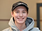 Devatenáctiletý Viktor Polášek jako jediný z českých skokanů na lyžích pronikl do finálové třicítky v závodu ve Wisle a za 26. místo získal premiérové body ve Světovém poháru.
