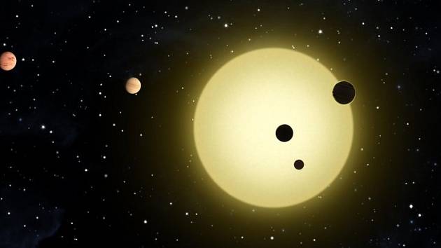 Umělecké ztvárnění šestice planet obíhajících hvězdu jménem Kepler-11, která připomíná naše Slunce