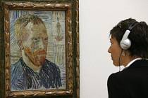 Návštěvnice muzea umění v Basileji si prohlíží autoportrét holandského malíře Vincenta Van Gogha (1853–90)