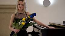 Sedmnáctiletá Valeria Svyryda. Ukrajinské klavíristky zahájily charitativní koncert ve Velkých Pavlovicích na Břeclavsku.