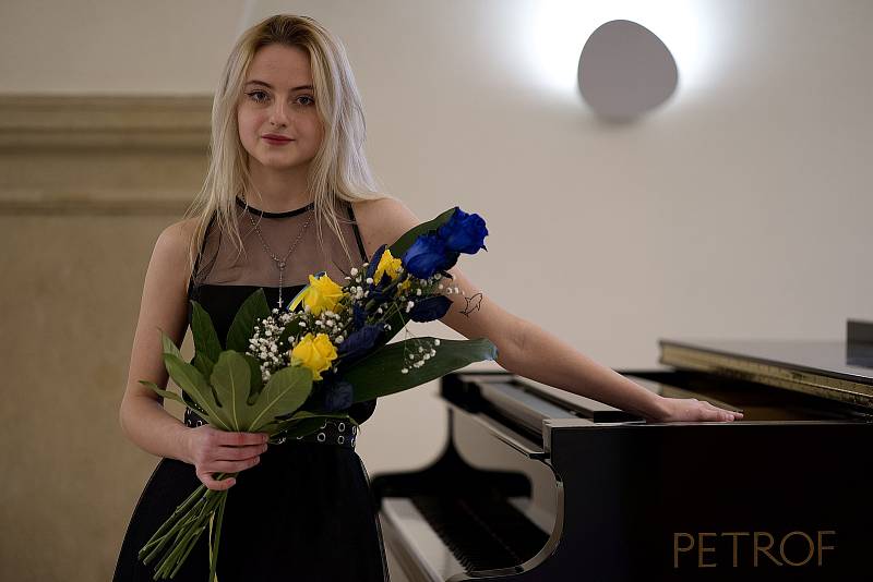 Sedmnáctiletá Valeria Svyryda. Ukrajinské klavíristky zahájily charitativní koncert ve Velkých Pavlovicích na Břeclavsku.