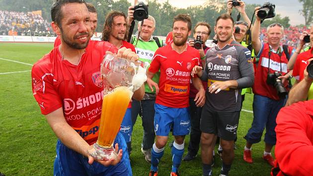 Nejen fanoušci, ale i hráči mají pivo rádi. Památná fotografie (s Pavlem Horváthem) je z roku 2011, kdy slavila titul Plzeň