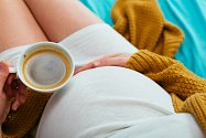 Kávu si v těhotenství odpustit nemusíte. Konzumace více než 200 mg kávy denně ale může negativně ovlivnit vývoj dítěte.