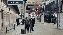 Na Hlavním nádraží v Praze se natáčely scény životopisného filmu One Life o zachránci židovských dětí Nicholasi Wintonovi. Dezinformátoři dobově upraveného nádraží okamžitě zneužili