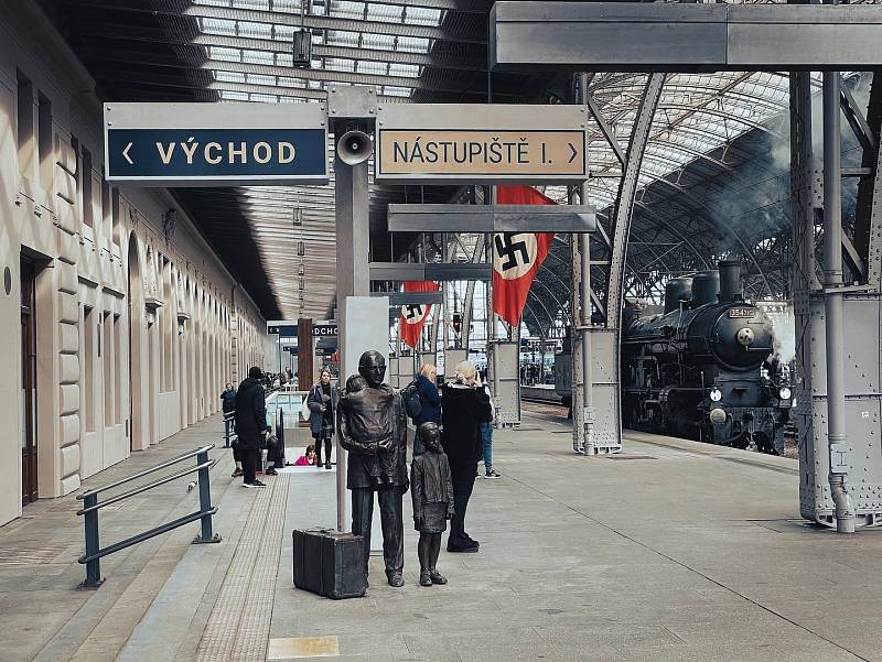 Na Hlavním nádraží v Praze se natáčely scény životopisného filmu One Life o zachránci židovských dětí Nicholasi Wintonovi. Dezinformátoři dobově upraveného nádraží okamžitě zneužili