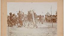 Fotografie z roku 1886 zachycuje dakotské Indiány, kteří před 10 lety bojovali v bitvě u Little Bighornu proti Georgi Armstrongovi Custerovi a 7. americké kavalérii, jak předvádějí na Little Bighornu vítězný tanec