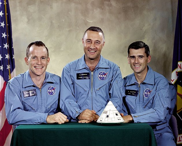 Posádka letu Apollo 1, který skončil při cvičném odpočítávání katastrofou. Všichni tři astronauti zemřeli při požáru.