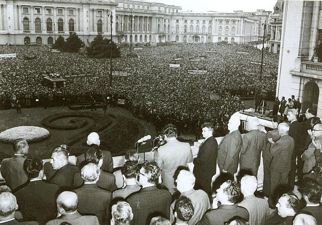 Rumunský diktátor Nicolae Ceaușescu při svém slavném projevu, ve kterém odsoudil okupaci Československa vojsky Varšavské smlouvy v srpnu 1968.