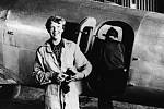 Slavná pilotka před letadlem Lockheed Electra, v němž se v roce 1937 pokusila spolu s Fredem Noonanem (zády ke kameře) neúspěšně o oblet Zeměkoule. Z této cesty se už nevrátila