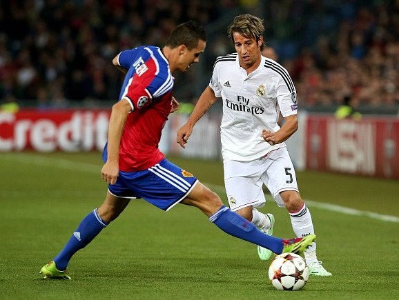 Basilej - Real Madrid: Philipp Degen a Fabio Coentrao
