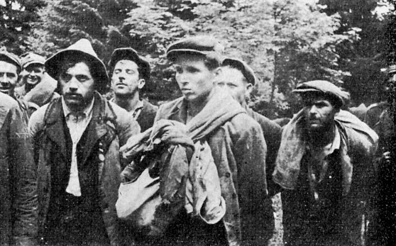 Členové banderovského povstaleckého oddílu Bira, zajatí vojáky polské armády v oblasti Zatwarnica