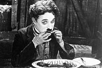 Charlie Chaplin ve své nejznámější roli Tuláka
