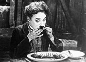 Charlie Chaplin ve své nejznámější roli Tuláka