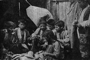 Skupina romských dětí ve vyhlazovacím táboře Belzec