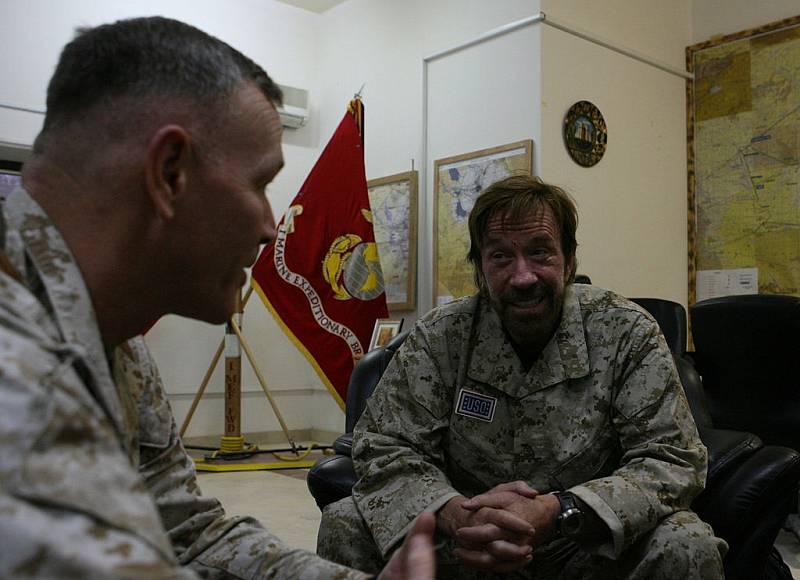 Chuck Norris při návštěvě armády.