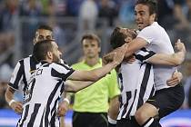 Fotbalisté Juventusu se radují z gólu proti Laziu Řím.