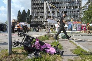 Následky ruského raketového úderu na město Vinnycja ve střední části Ukrajiny, 14. července 2022. Na snímku zničený dětský kočárrek.