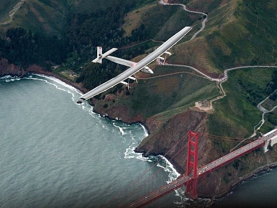 Solární letoun Solar Impulse nad San Franciskem.