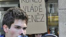 V centru Prahy se začali v sobotu 15. října 2011 odpoledne shromažďovat účastníci demonstrace proti sociální a ekonomické nerovnosti ve světě. Demonstrace v Praze byla součástí unikátního celosvětového protestu na podporu kampaně "nespokojených".