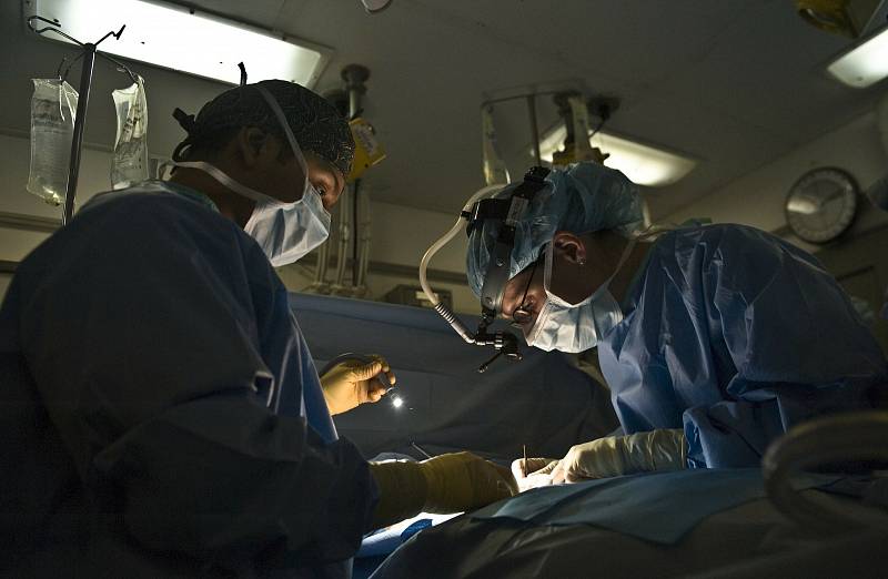 Nemocnice postupně odmazávají skluz u plánovaných operací 