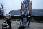 Ekologičtí aktivisté v maskách prezidentky Evropské komise Ursuly von der Leyenové, německého kancléře Olafa Scholze a francouzského prezidenta Emmanuela Macrona během happeningu před sídlem EU v Bruselu 2. února 2022