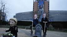 Ekologičtí aktivisté v maskách prezidentky Evropské komise Ursuly von der Leyenové, německého kancléře Olafa Scholze a francouzského prezidenta Emmanuela Macrona během happeningu před sídlem EU v Bruselu 2. února 2022