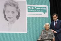 Na nové bankovce v hodnotě deset dolarů, která vstoupí do oběhu v příštím roce, se objeví bojovnice za občanská práva Viola Desmondová, která ve 40. letech minulého století vystupovala proti rasové segregaci.