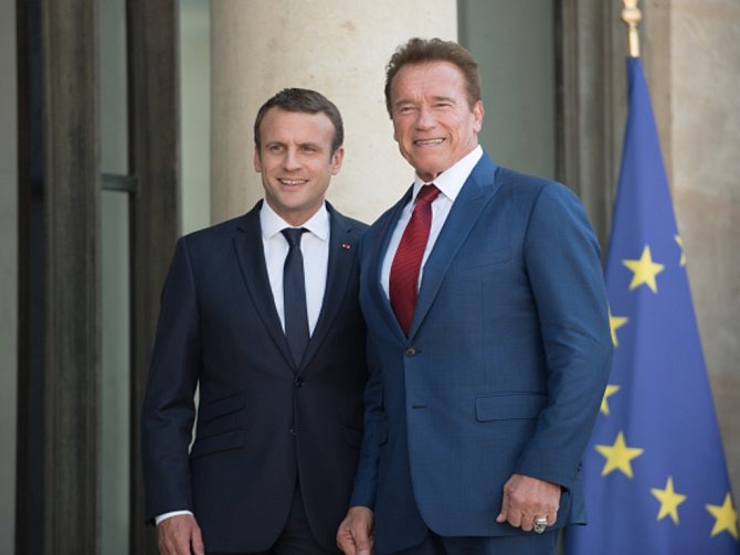 Francouzský prezident Emmanuel Macron (vlevo) a Arnold Schwarzenegger.