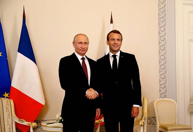 Vladimir Putin s Emmanuelem Macronem. Ilustrační snímek