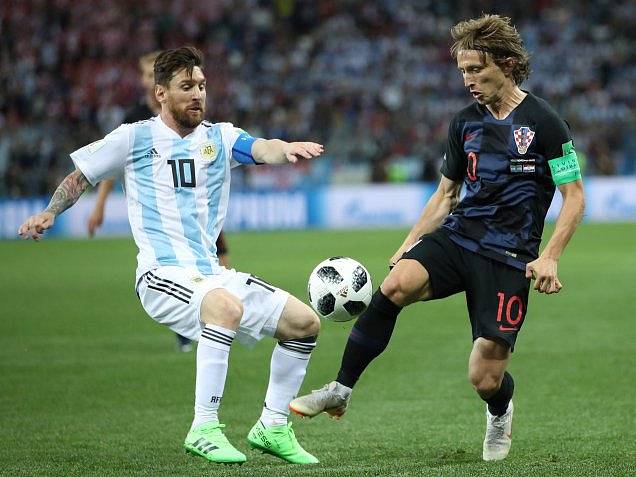Hvězda Argentiny Lionel Messi (vlevo) proti Chorvatsku.