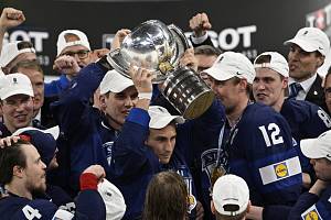 Hokejisté Finska slaví zisk titulu na domácím mistrovství světa.