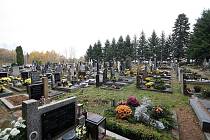 Oběti vraždění v Trhové Kamenici byly pohřbeny 11. května 1945 na místním hřbitově