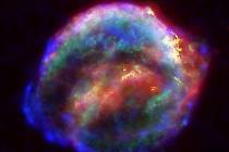 Obraz zbytků Keplerovy supernovy ve falešných barvách, složený ze čtyř různých pozorování