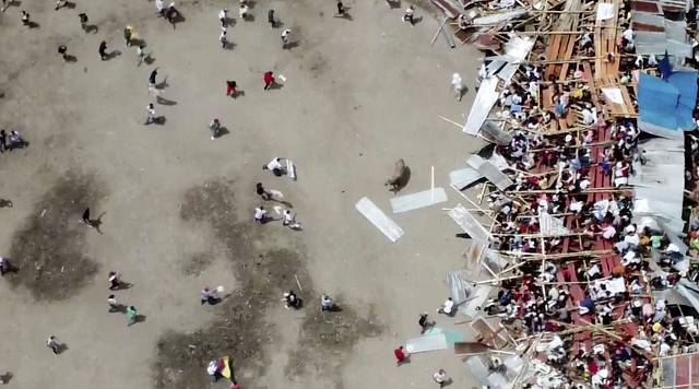 Při býčích zápasech v kolumbijském městě El Espinal se zřítila tribuna. Na místě zůstali mrtví lidé a stovky zraněných.