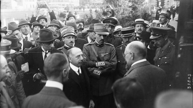 Podpis smlouvy v Saint-Germain-en-Laye. Rakouskou delegaci vedl Karl Renner