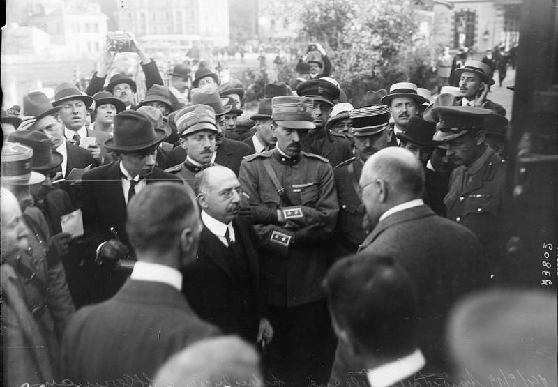 Podpis smlouvy v Saint-Germain-en-Laye. Rakouskou delegaci vedl Karl Renner