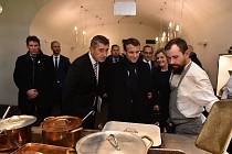 Francouzská prezident Emmanuel Macron (uprostřed) a premiér Andrej Babiš při návštěvě pražské restaurace.