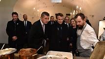 Francouzská prezident Emmanuel Macron (uprostřed) a premiér Andrej Babiš při návštěvě pražské restaurace.