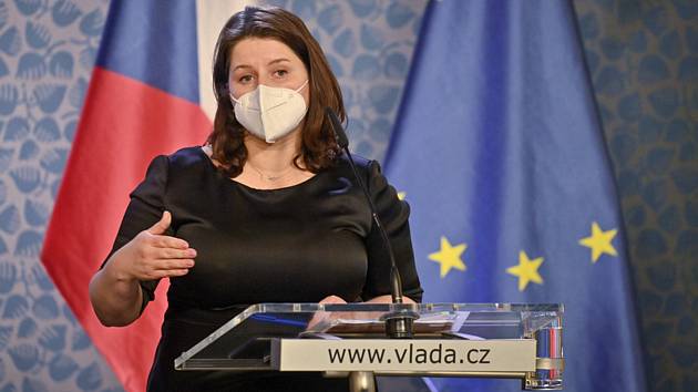 Ministryně práce a sociálních věcí Jana Maláčová (ČSSD) hovoří na tiskové konferenci po jednání vlády 1. března 2021 v Praze