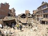 Mezi oběťmi zemětřesení v Nepálu z minulé soboty je potvrzených 12 občanů Evropské unie. Dalších tisíc lidí ze zemí unie je pohřešováno.