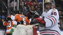 Hokejisté Philadelphie Flyers slaví branku do sítě Chicaga