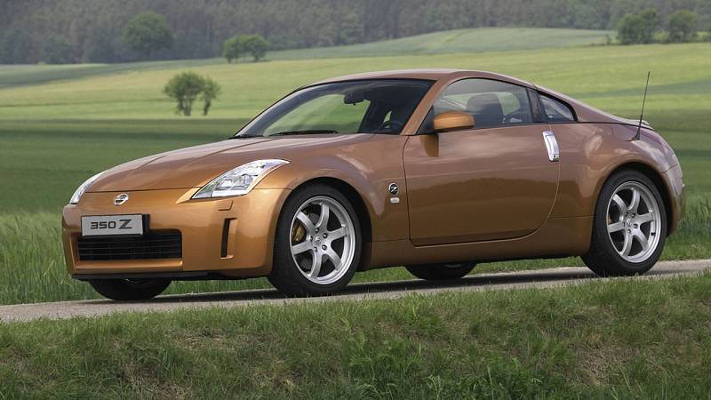 Nissan 350Z: Sportovní kupé z Japonska je sice „jenom“ Nissan, ale parády nadělá pořád dostatek a navíc má jednu velkou přidanou hodnotu. Na rozdíl od mnoha luxusních značek je zde totiž možnost, že si za nějakých 230 tisíc zajezdíte i bez drahých oprav.