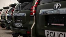V červnu by měli policisté převzít i 13 vozů Toyota Land Cruiser v civilním provedení. Foto je z předávání vozů pro potřeby cizinecké policie