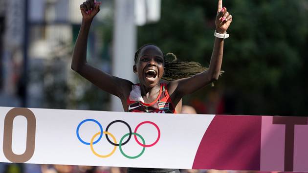 Olympijskou vítězkou v maratonu je Keňanka Peres Jepchirchirová.