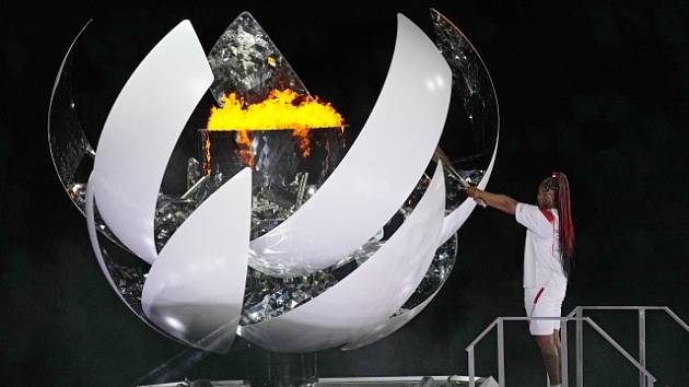 Naomi Ósakaová zapaluje olympijský oheň.