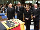 Německo se v Bonnu státním pohřbem rozloučilo s někdejším ministrem zahraničí Hansem-Dietrichem Genscherem.