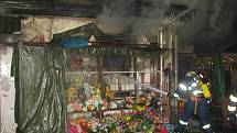 Požár asijské tržnice v brněnských Černovicích.