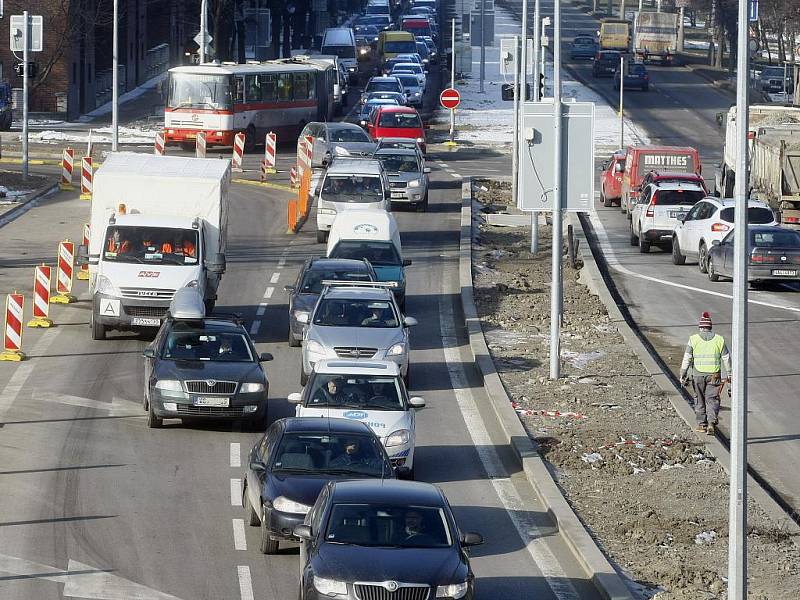 Kvůli stavbě tunelu Blanka byla 10. března na tři roky uzavřená část Patočkovy ulice ve Střešovicích, jedné z nejvytíženějších ulic v Praze, po níž podle statistik projede 35 tisíc aut denně. Neprůjezdný je úsek od Strahovského tunelu po Myslbekovu ulici.